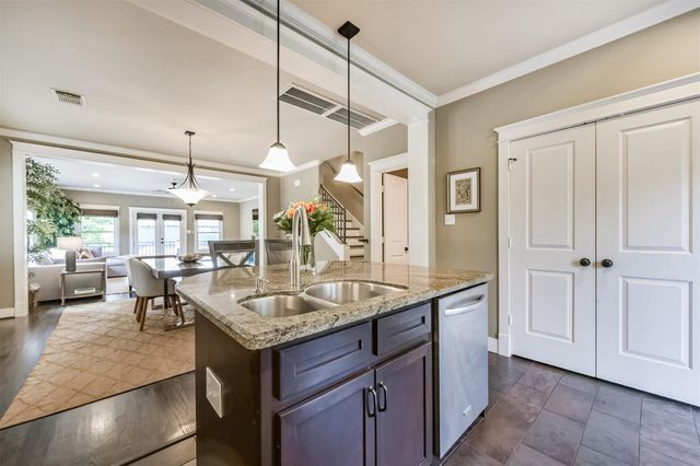 240 E Woodland Street, Houston, TX 77009