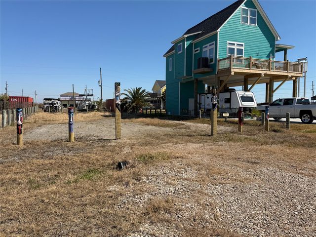 1201 Rollover Circle, Gilchrist, TX 77617