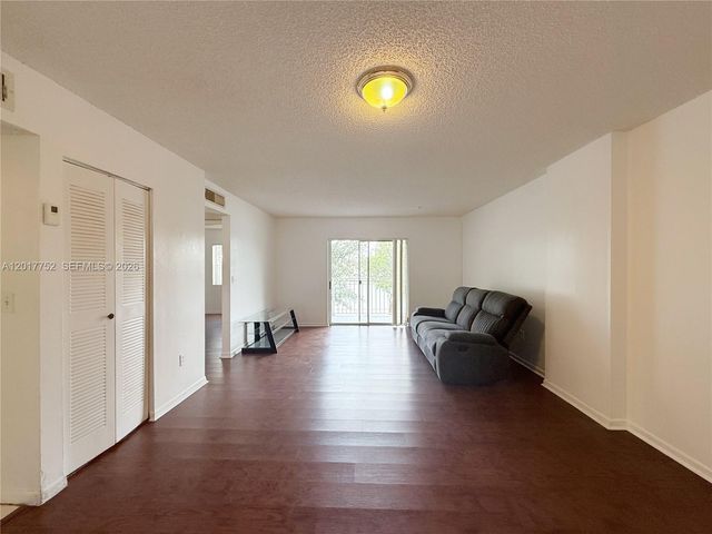 8260 SW 210th St 108, Cutler Bay, FL 33189