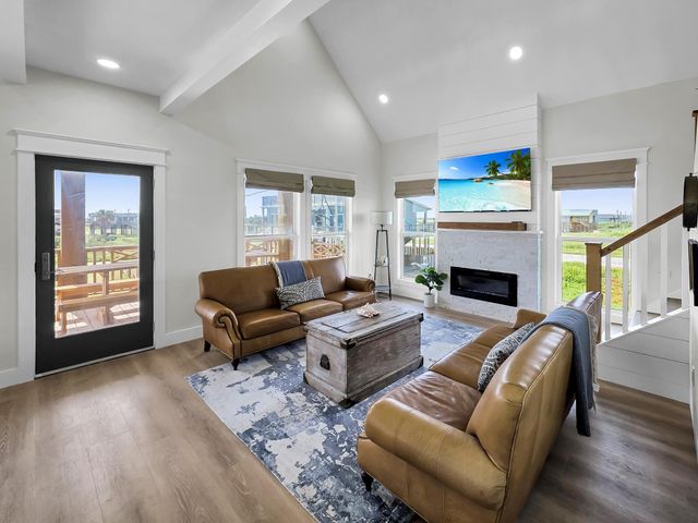 990 Peachtree, Gilchrist, TX 77617