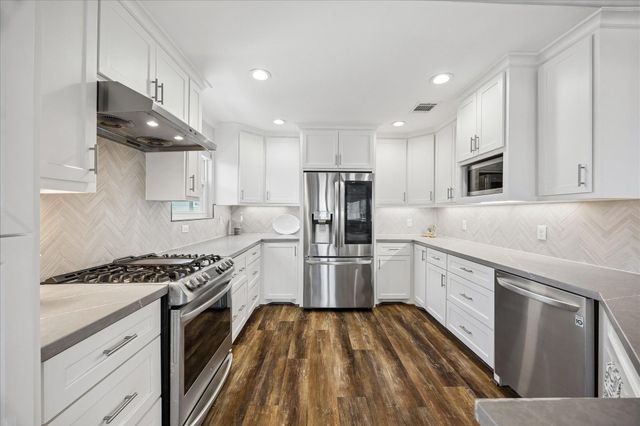 853 Marlin Street, Bayou Vista, TX 77563