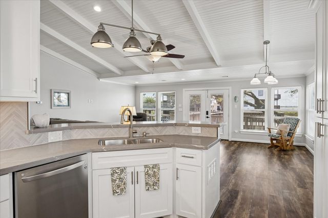 853 Marlin Street, Bayou Vista, TX 77563