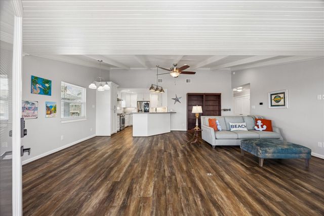 853 Marlin Street, Bayou Vista, TX 77563