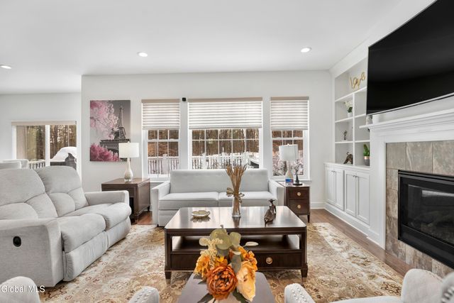 9 Linden Park Drive, Halfmoon, NY 12065