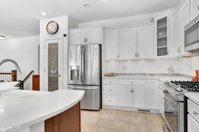 9 Linden Park Drive, Halfmoon, NY 12065