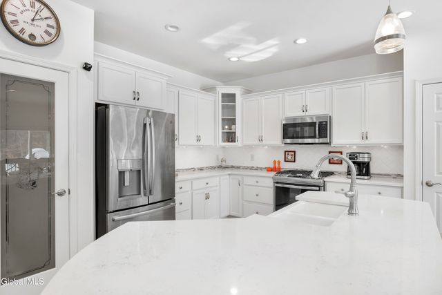 9 Linden Park Drive, Halfmoon, NY 12065