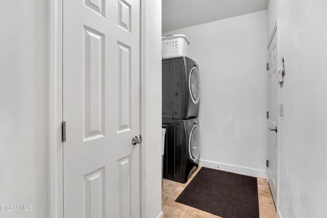 9 Linden Park Drive, Halfmoon, NY 12065