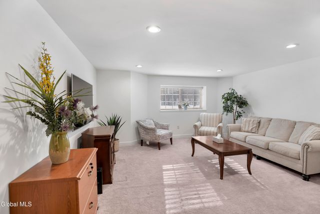 9 Linden Park Drive, Halfmoon, NY 12065