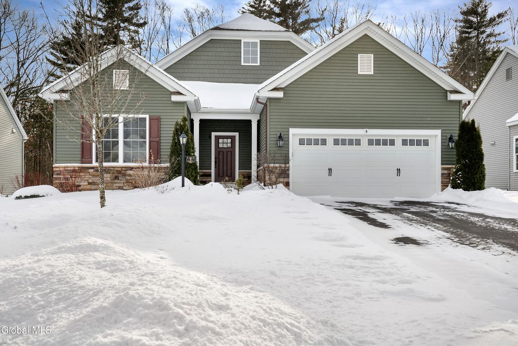 9 Linden Park Drive, Halfmoon, NY 12065