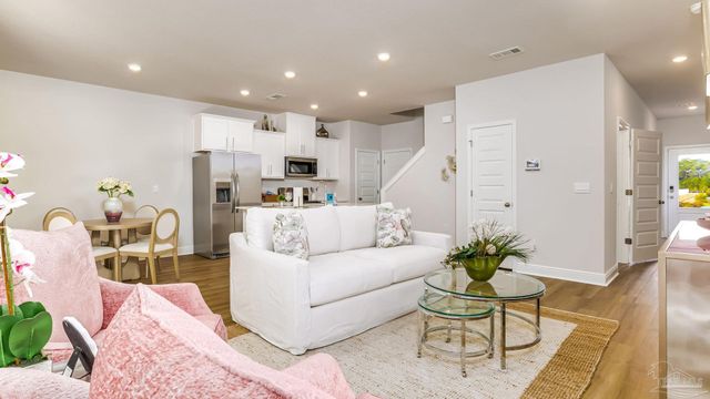 56 Hatten Ct, Mary Esther, FL 32569