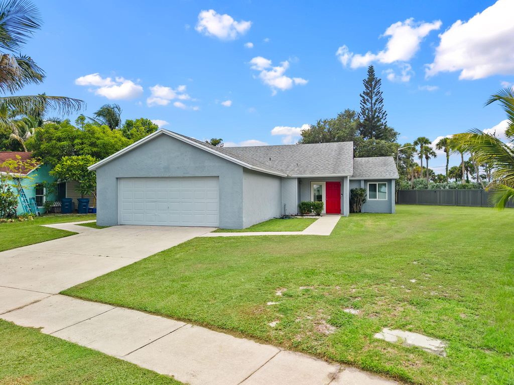 119 Lakeside Circle, Jupiter, FL 33458