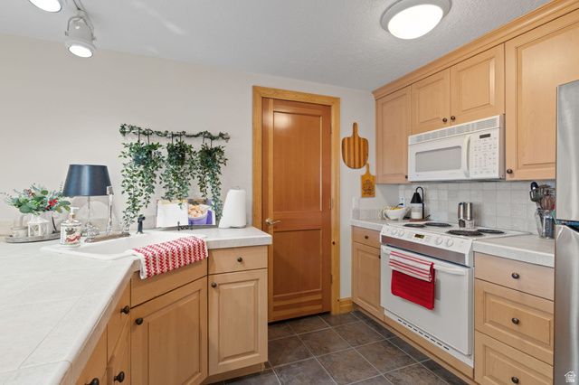 8266 S CREEK HOLLOW CV, Cottonwood Heights, UT 84093