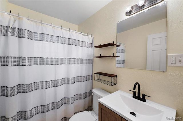 18053 S Wind Drive, Fraser, MI 48026