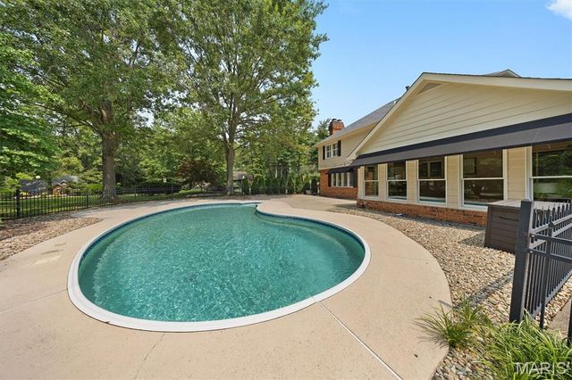 6 Pinebrook Court, Edwardsville, IL 62025