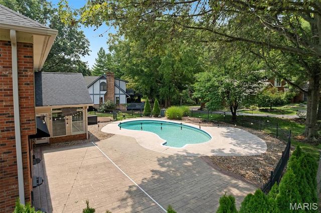 6 Pinebrook Court, Edwardsville, IL 62025