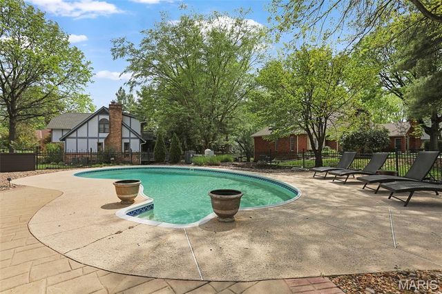 6 Pinebrook Court, Edwardsville, IL 62025
