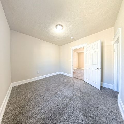 4030 8th Place, Des Moines, IA 50313