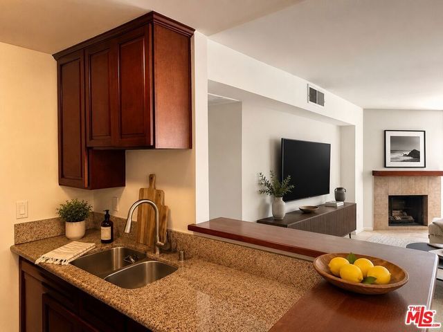 8530 Holloway Drive 222, West Hollywood, CA 90069