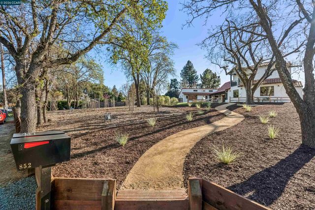 850 Las Trampas Rd, Lafayette, CA 94549