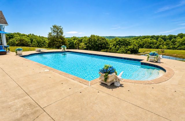 333 Moonlight Dr, Vanleer, TN 37181