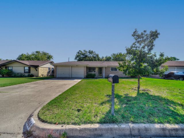 844 Saddle Road, White Settlement, TX 76108