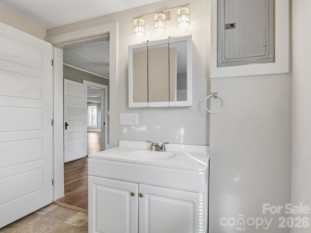 61 27th Street NW, Hickory, NC 28601