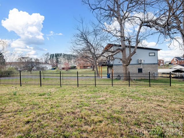 61 27th Street NW, Hickory, NC 28601