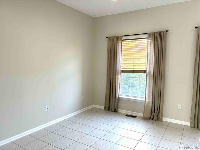 44782 Gwinnett Loop, Novi, MI 48377