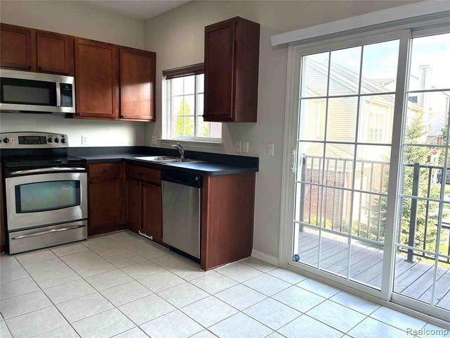 44782 Gwinnett Loop, Novi, MI 48377