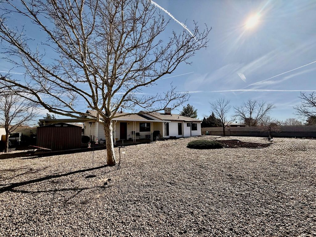 Image 3 of property listing at 836 Orinoco Drive SE, Rio Rancho, NM 87124