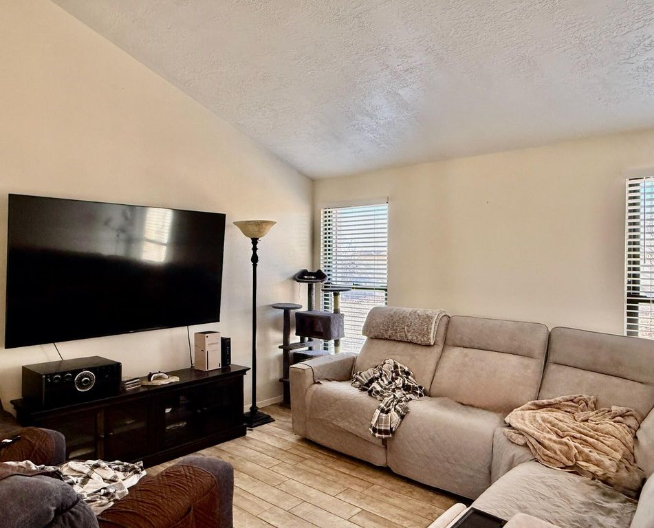 Image 5 of property listing at 836 Orinoco Drive SE, Rio Rancho, NM 87124