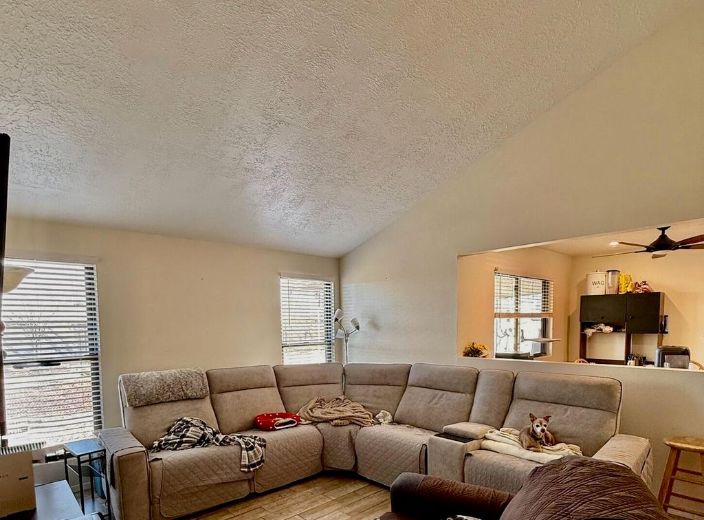 Image 6 of property listing at 836 Orinoco Drive SE, Rio Rancho, NM 87124