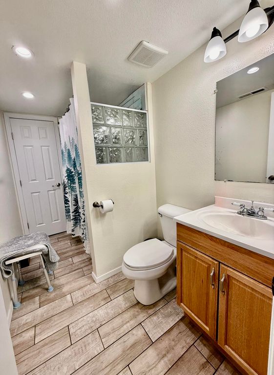 Image 9 of property listing at 836 Orinoco Drive SE, Rio Rancho, NM 87124