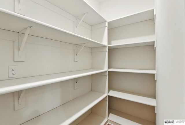 20052 R Street, Omaha, NE 68135