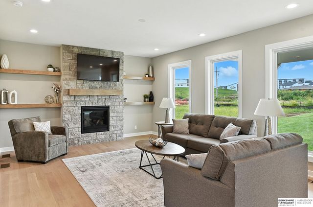 20052 R Street, Omaha, NE 68135