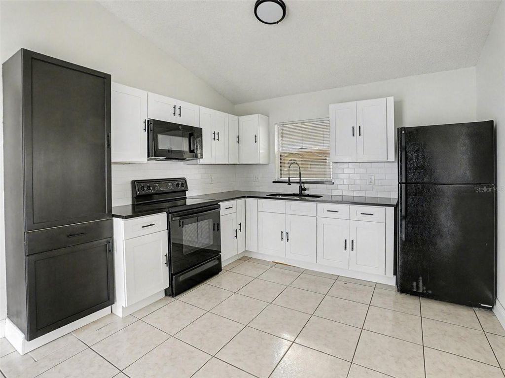 Image 6 of property listing at 1965 TEABERRY COURT, Orlando, FL 32824