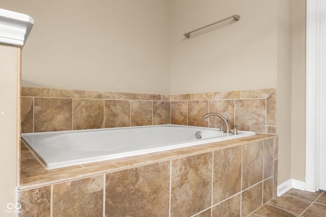 6972 Pinnacle Drive, Columbus, IN 47201