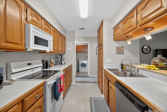 7930 Roanoke Run Apt 1111, San Antonio, TX 78240