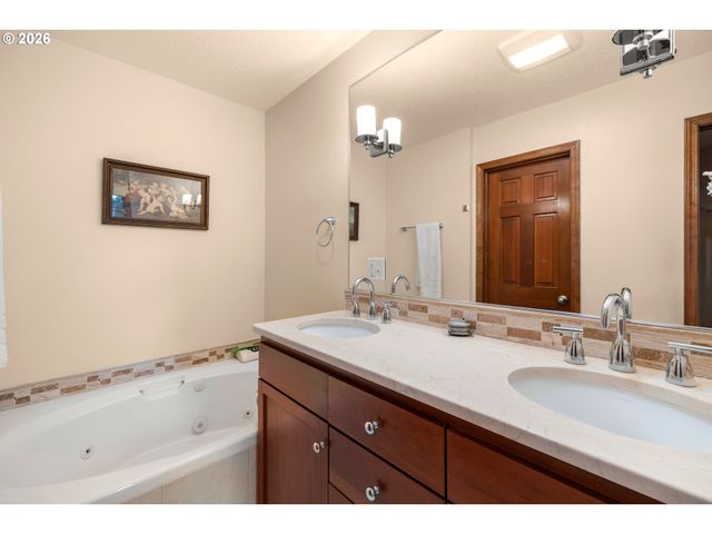 464 LIVINGOOD Ln, Lake Oswego, OR 97034