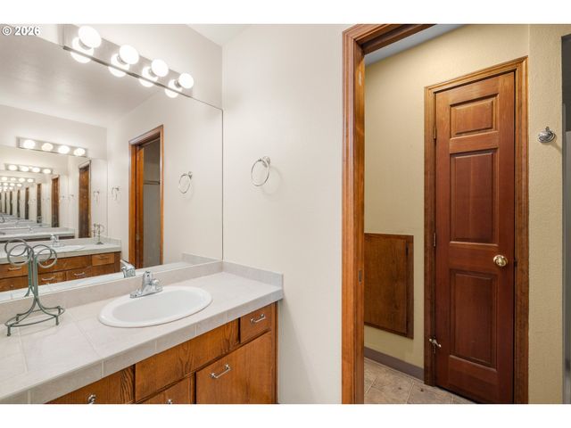 464 LIVINGOOD Ln, Lake Oswego, OR 97034