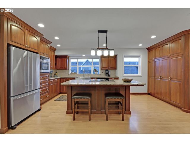 524 Ne BRIDGETON Rd, Portland, OR 97211