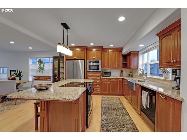 524 Ne BRIDGETON Rd, Portland, OR 97211