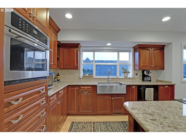 524 Ne BRIDGETON Rd, Portland, OR 97211