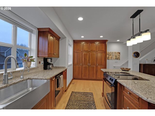 524 Ne BRIDGETON Rd, Portland, OR 97211