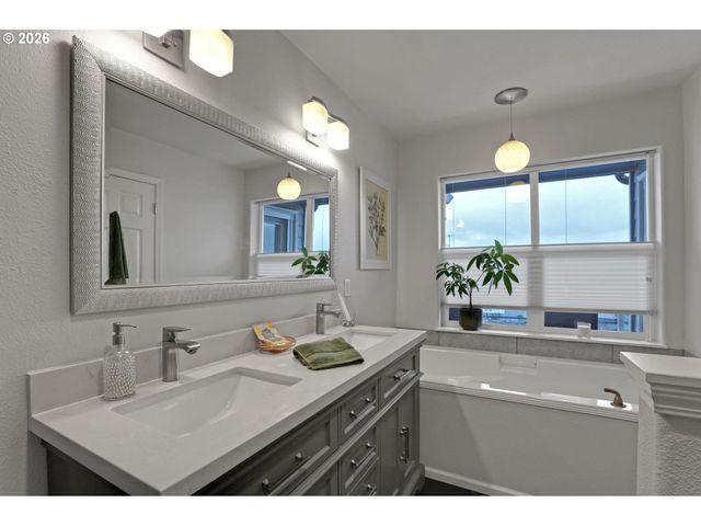 524 Ne BRIDGETON Rd, Portland, OR 97211