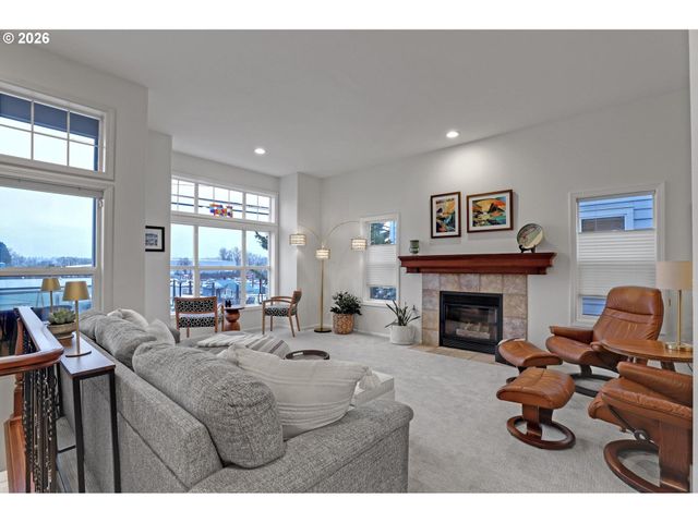 524 Ne BRIDGETON Rd, Portland, OR 97211