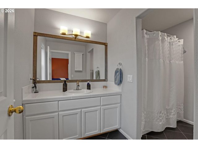 524 Ne BRIDGETON Rd, Portland, OR 97211