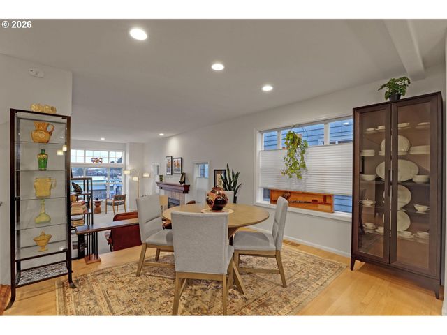 524 Ne BRIDGETON Rd, Portland, OR 97211