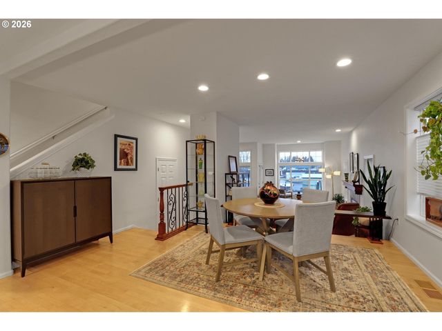 524 Ne BRIDGETON Rd, Portland, OR 97211