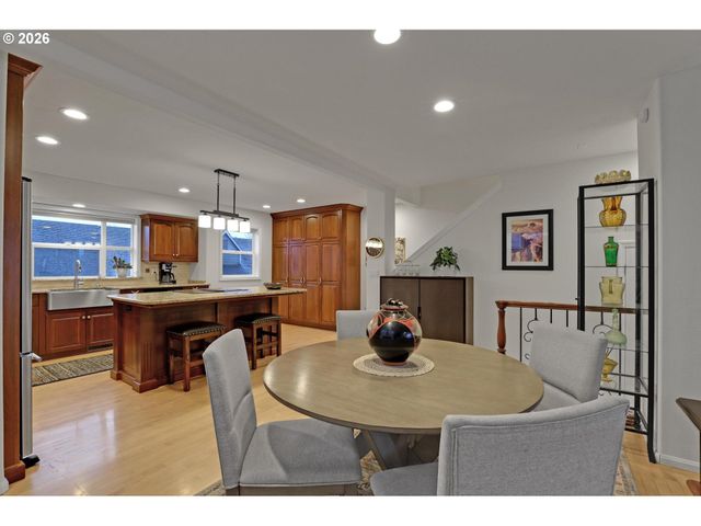 524 Ne BRIDGETON Rd, Portland, OR 97211